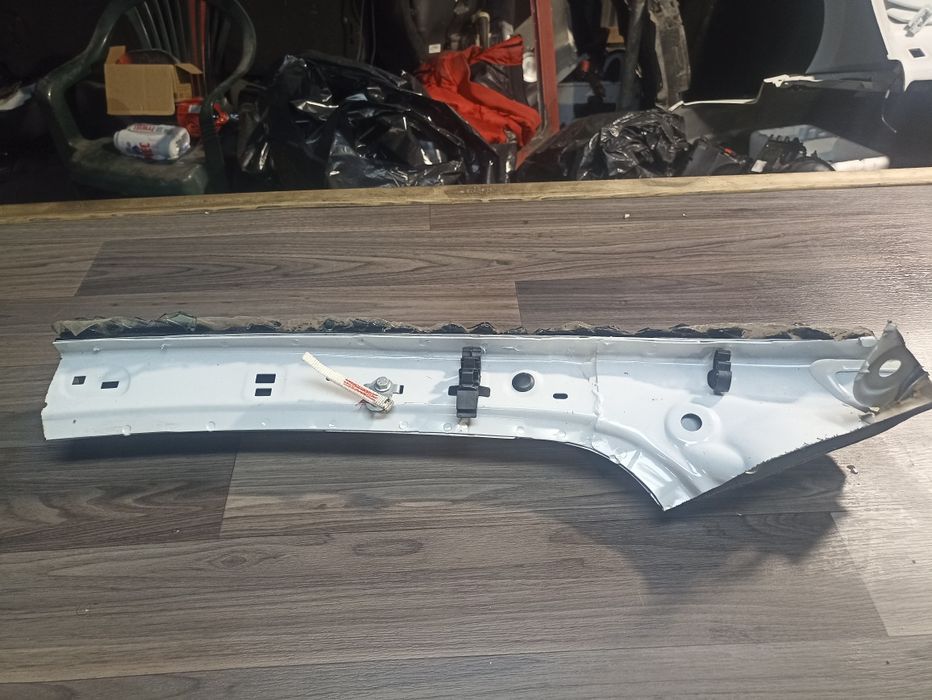 Słupek lewy dachowy Dacia Sandero III Stepway ćwiartka