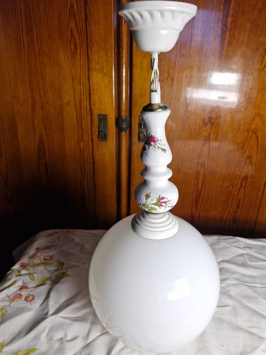 Lampa wisząca PRL kula – Mleczne szkło, motyw róż Vintage lata 70/80.
