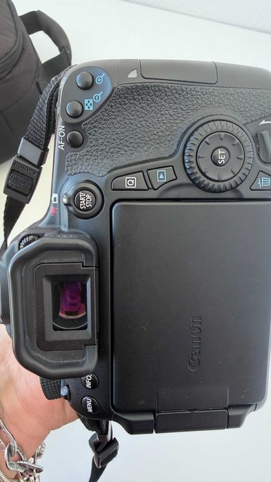 Canon EOS 70D + EF-S 18-200mm IS — Kit completo