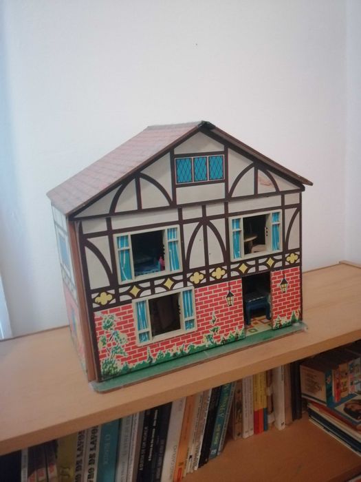 Casa de bonecas, caixa e carteiras