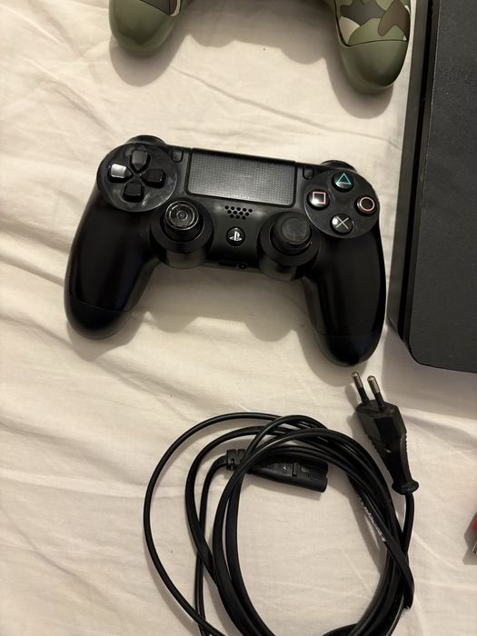 PS4 Slim + 1 comando + cabos