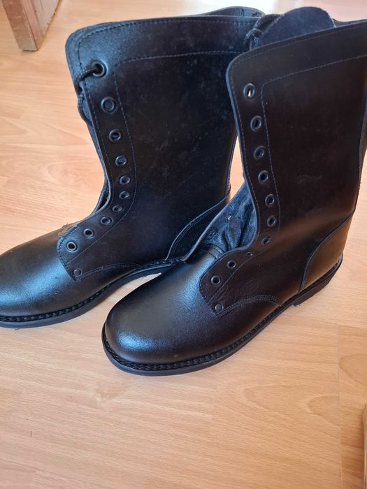 Botas em pele, n 42, nunca foram usadas