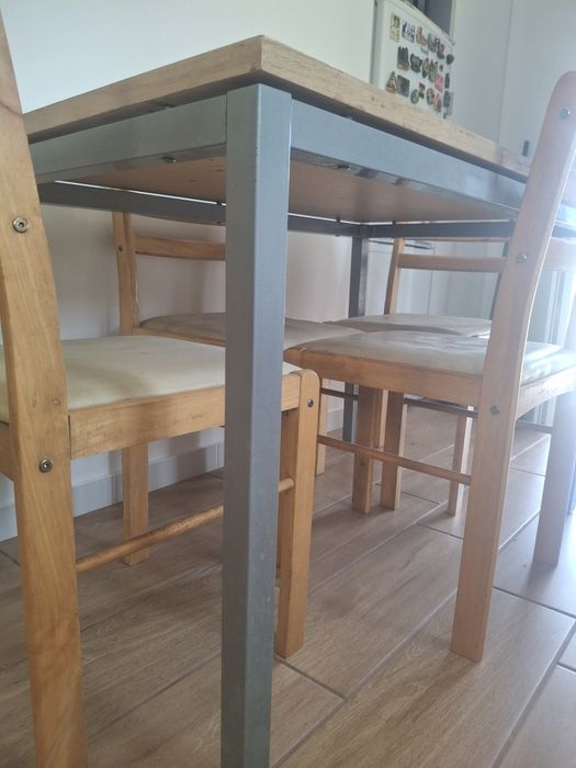Mesa  com 3 cadeiras.