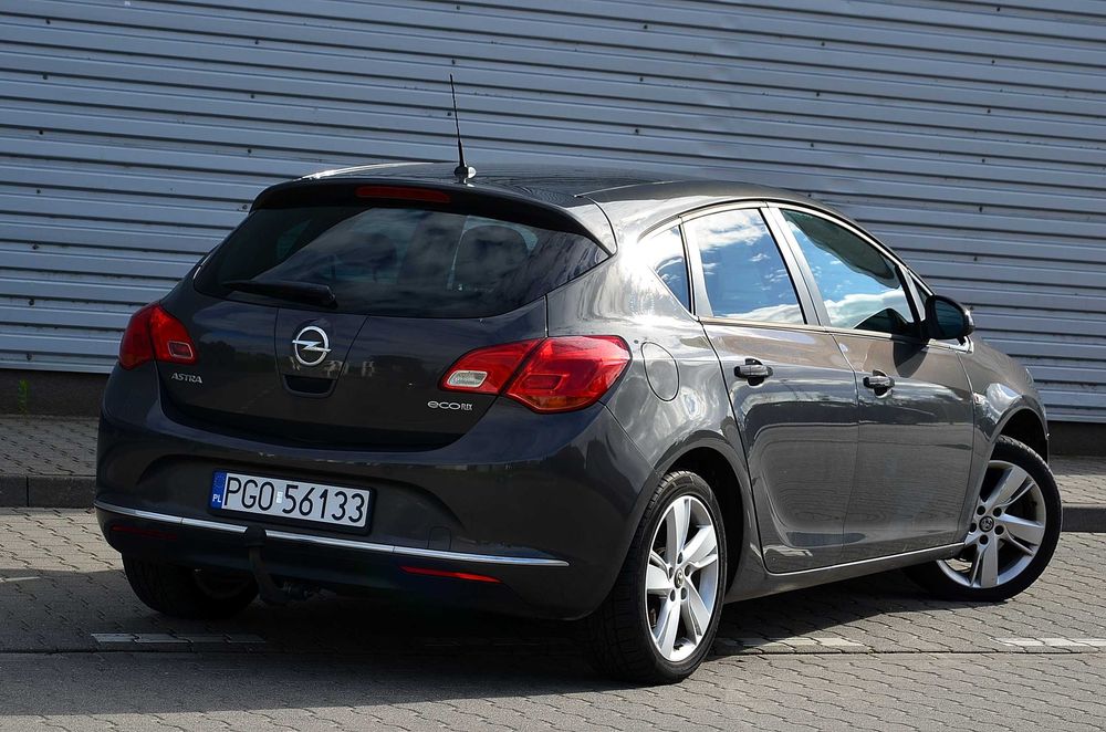 Opel Astra J 2014r. 1598cm3*136koni* Bogate Wyposażenie* 100% Sprawny