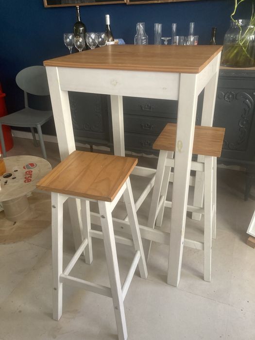 Mesa alta e dois bancos de cozinha