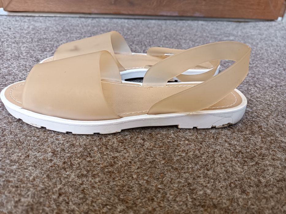 Босоніжки сандалі