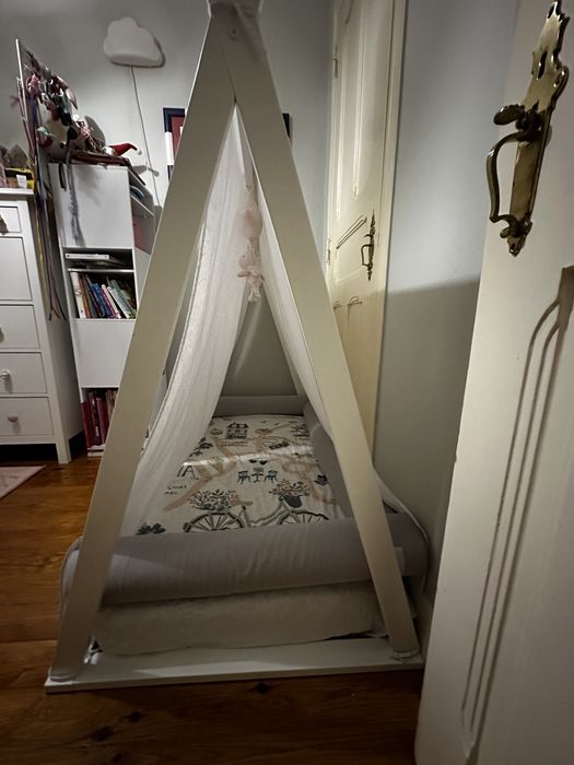 Cama tipi 140x70 com colchão, proteção e roupa de cama incluidos.