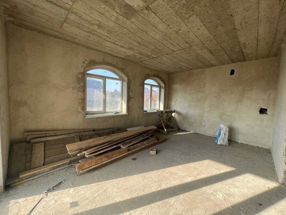 Продаж будинку 200 м² / 12 соток / гараж