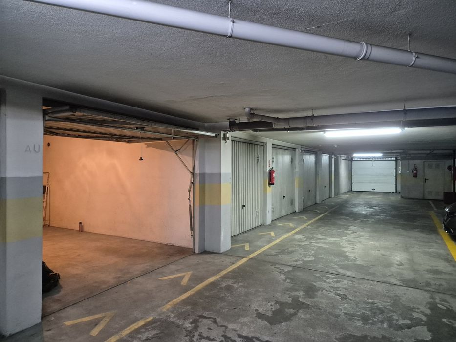 Garagem box + arrumos em Pedrouços