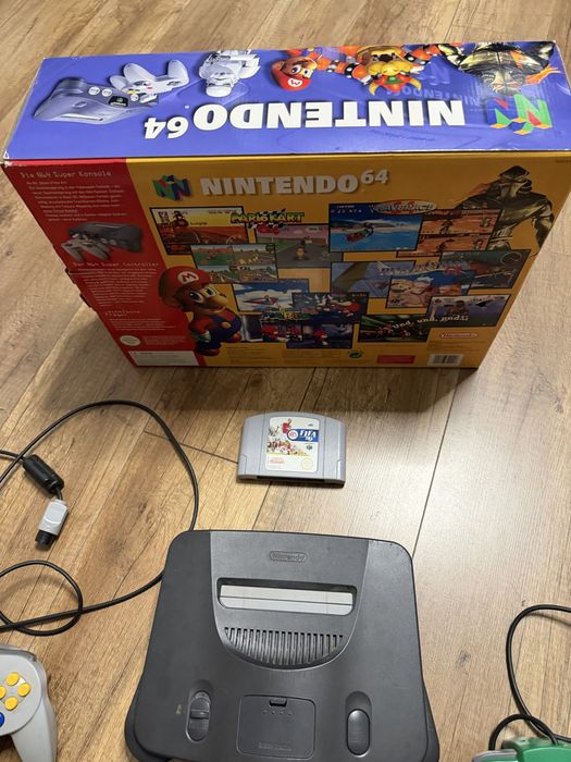 Konsola Nintendo 64 z dwoma padami w oryginalnym kartonie + gra Fifa 98