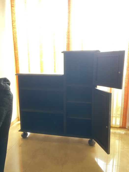 Móvel de Apoio com Prateleiras e Porta