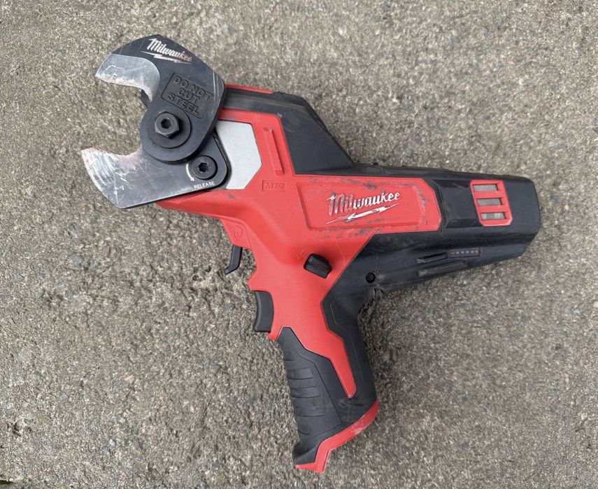 Акумуляторний кабелеріз Milwaukee M12 CC