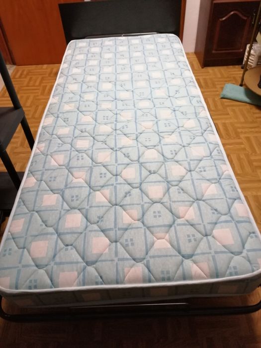 Cama dobrável com colchão molas