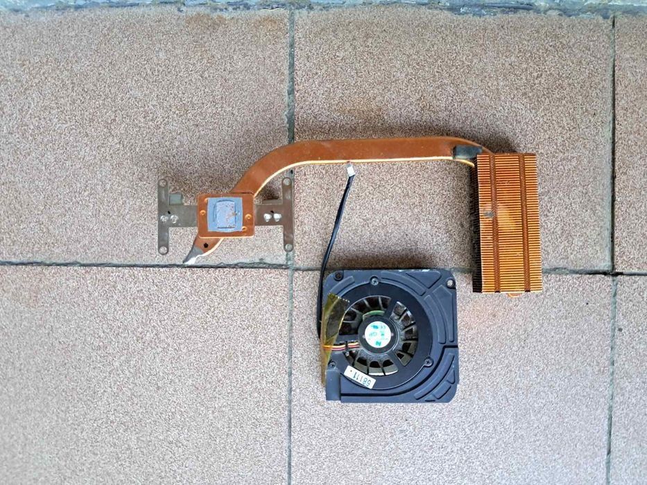 Кулер вентилятор з радіаториом для ноутбука.