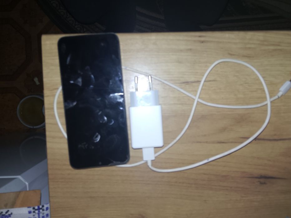 Телефон повністю робочий але поміняти екран