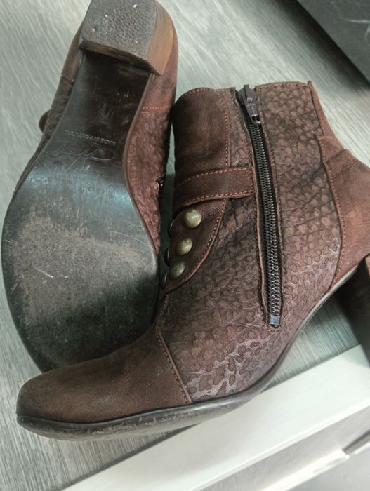 Botins em pele verdadeira