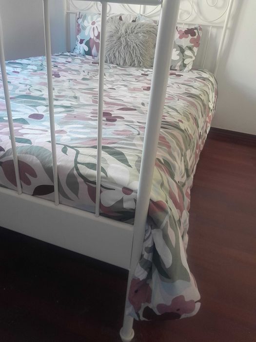 Cama ikea em ótimo estado