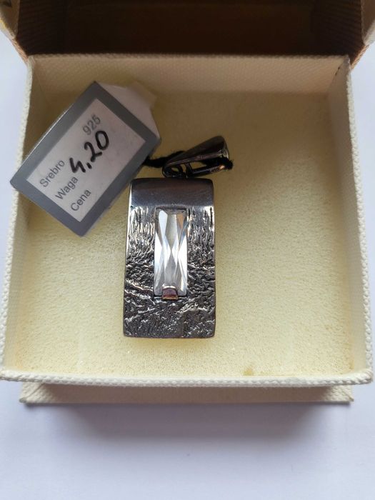 Wisiorek srebrny nowy. RING.