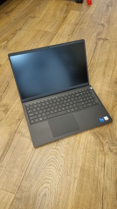 Dell Vostro 3510 i7 / 8 GB/ 512 GB