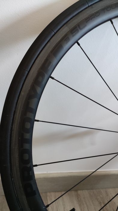 Roda frente ciclismo carbono prototype sp3 cubo SP1 com eixos e pneus