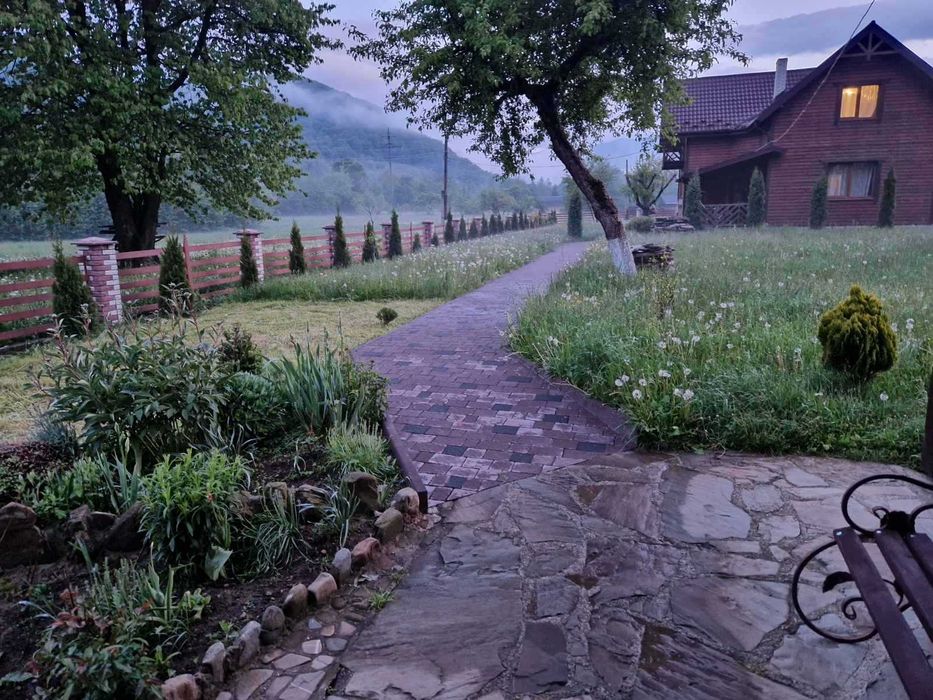 Відпочинок в Карпатах- Гостинний двір "За рікою"