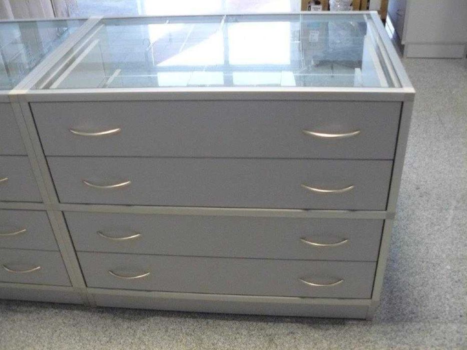 Meble sklepowe:  lady przeszklone z szufladami.