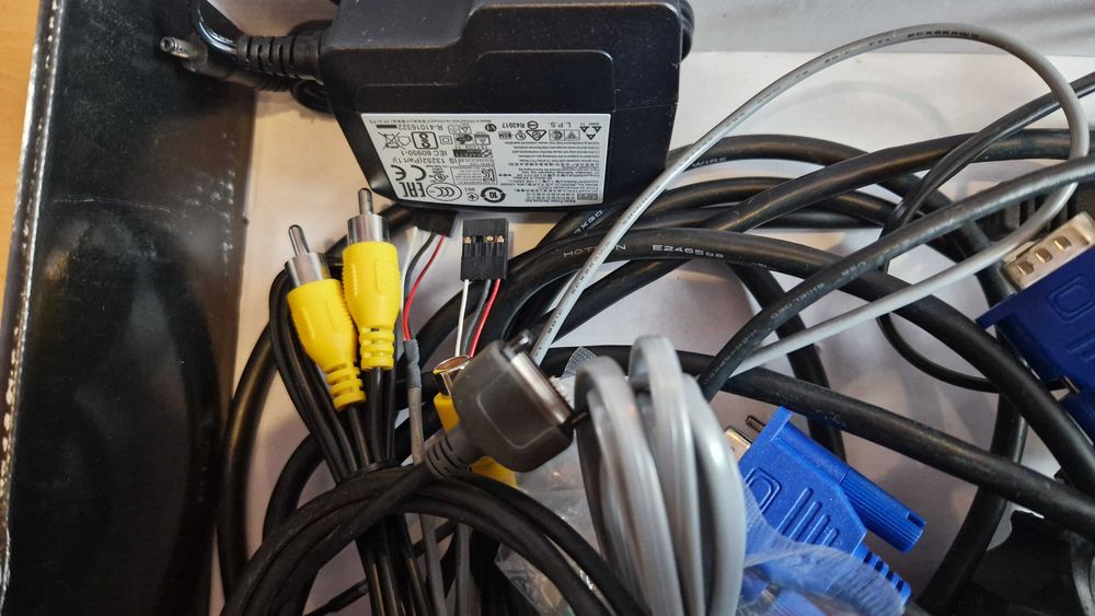 Zestaw kabli i akcesoriów komputerowych / AV – VGA, USB, RCA, DVI, zasilacz