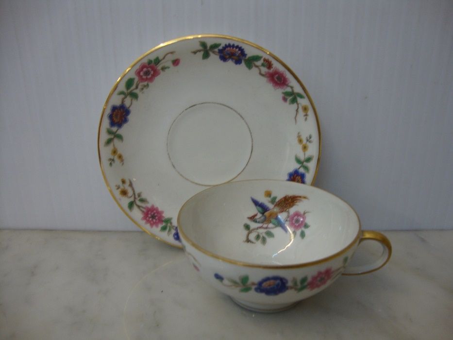 Chávena antiga em porcelana