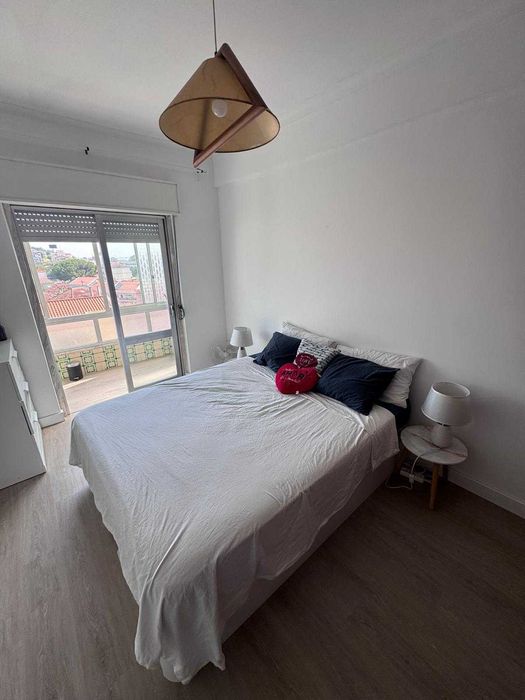 Quarto p/ Casal em Alhandra c casa de banho privativa e marquise