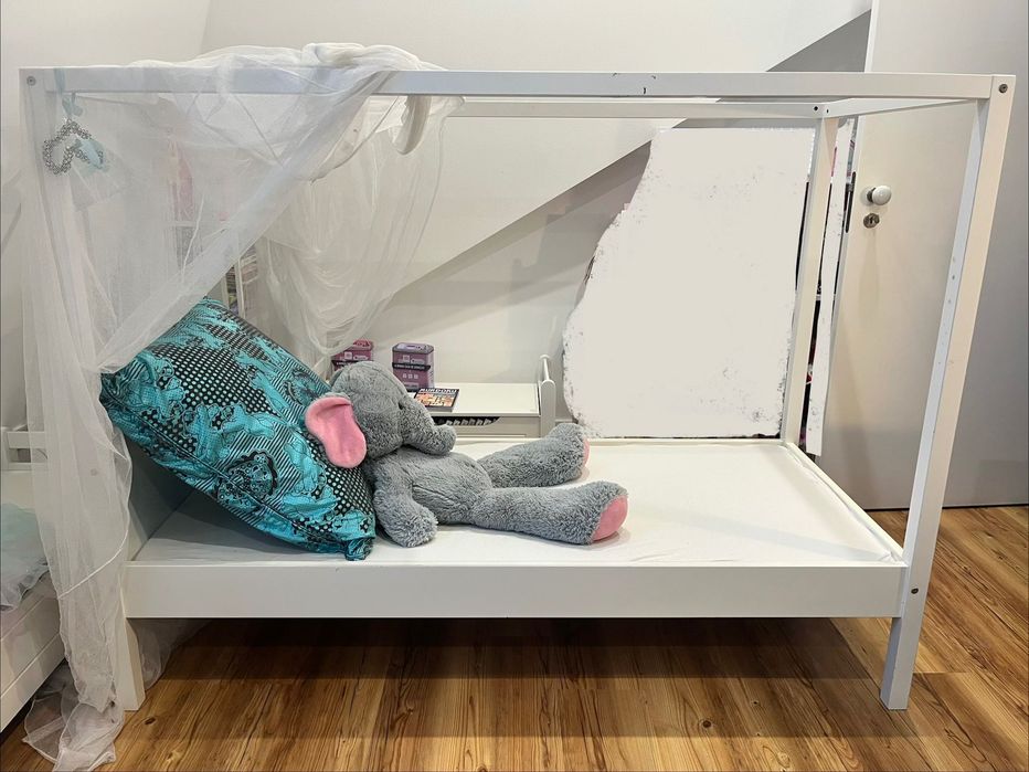 Cama de criança com colchão e estrado