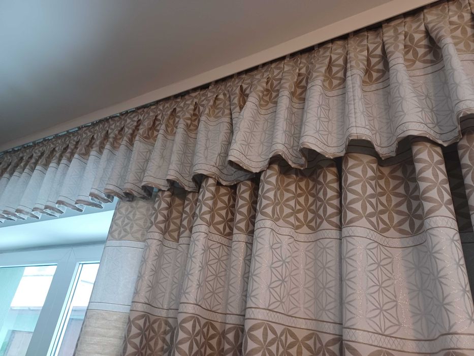 Lambrekin  dł 7m jak nowy na taśmie marszczonej zasłona  beżowy elegan