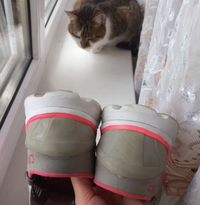 Лёгкие кроссовки в сеточку дырочку серые спортивные без шнурков