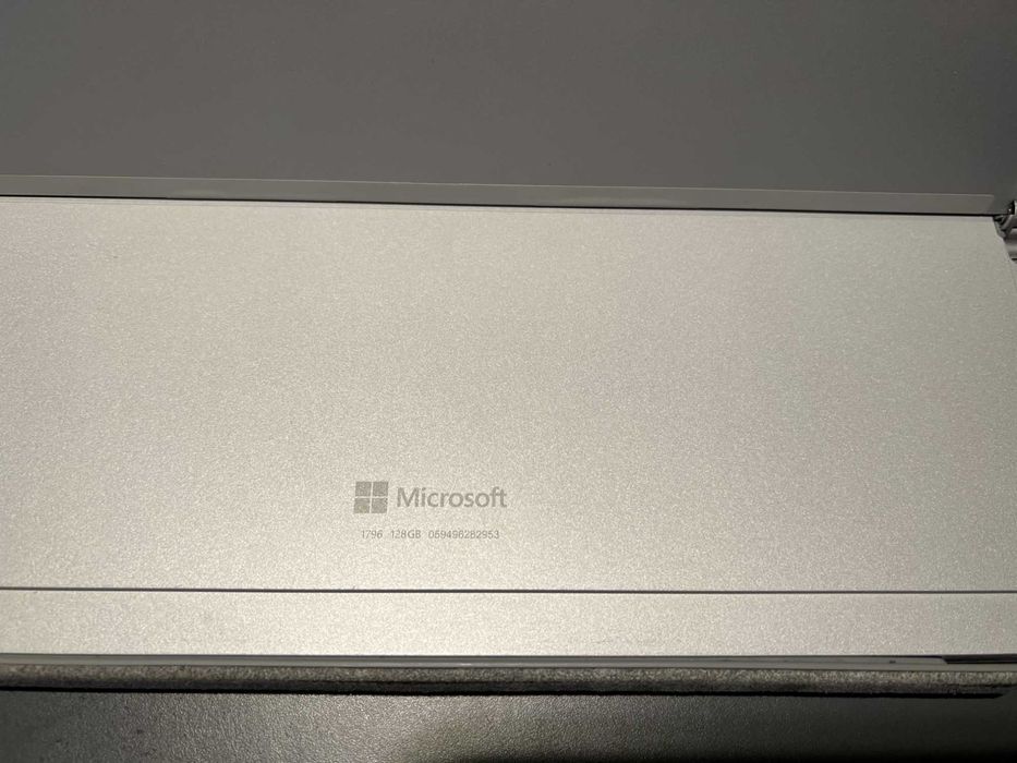 Microsoft Surface Pro 1796 i5-7300U 2.60GHz 8GB RAM 128 GB SSD ZESTAW