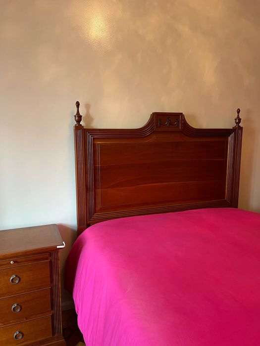 Conjunto de cama c/ colchão e mesas de cabeceira em cerejeira