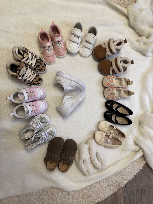 Дитяче взуття кеди кросівки туфлі сабо