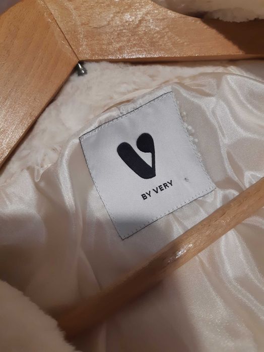 Шубка автоледі, молочного кольору, 52-54 розмір, торг