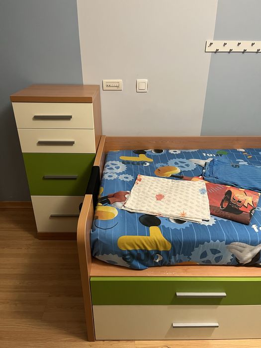 Cama dupla + 1 colchão + 2 conjuntos de roupa de cama