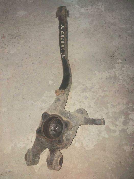 Задний левый поворотний кулак/цапфа на Mitsubishi Galant 1996-2000г