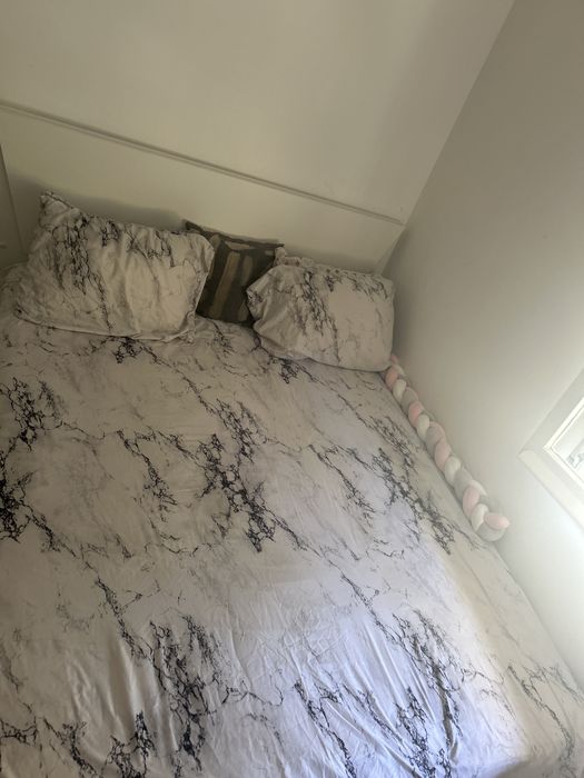Cama de casal  e colchao ,sapateira e guarda-roupa