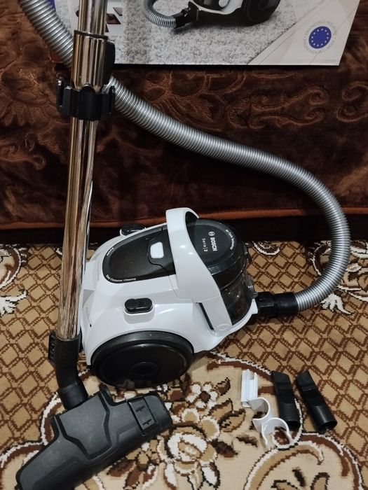 Пилесос BOSCH з контейнером для сміття, 700вт.