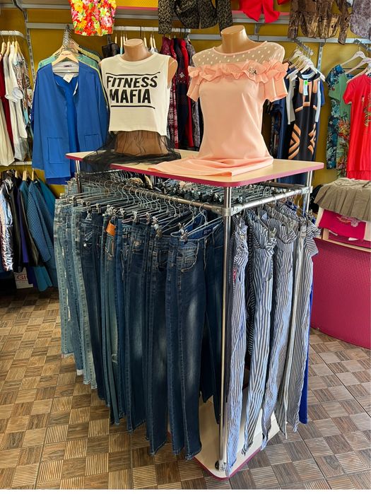 Стійка для одягу в магазин