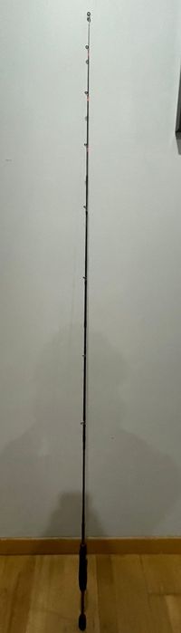 Carretilha e cana de pesca nova com cana de pesca nova