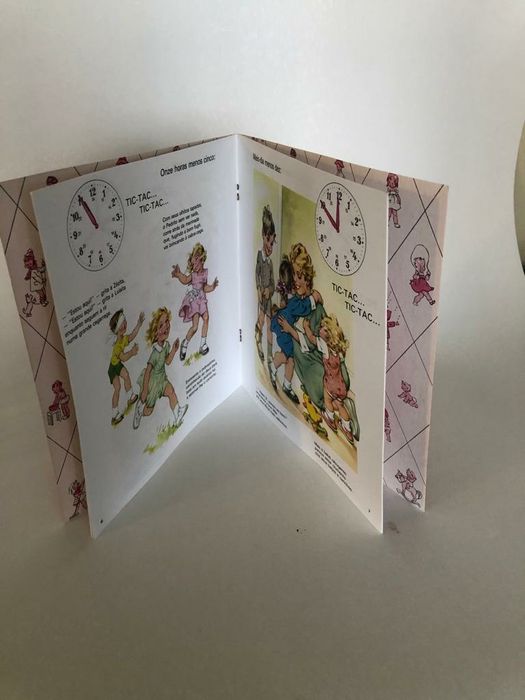 Livro infantil com relógio com ilustrações anos 50