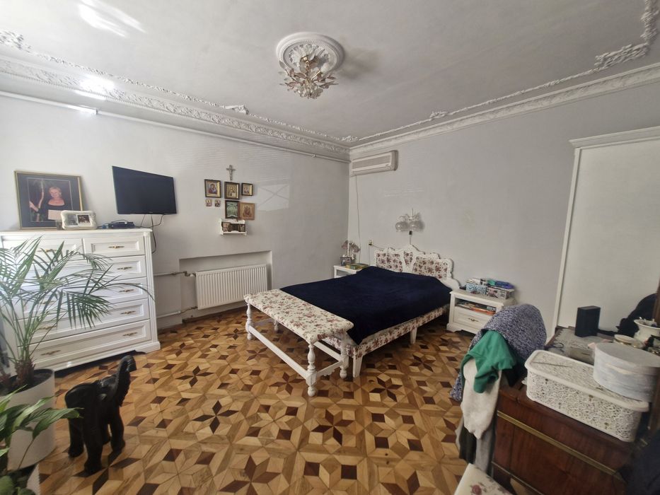 Крепкий жилой дом.