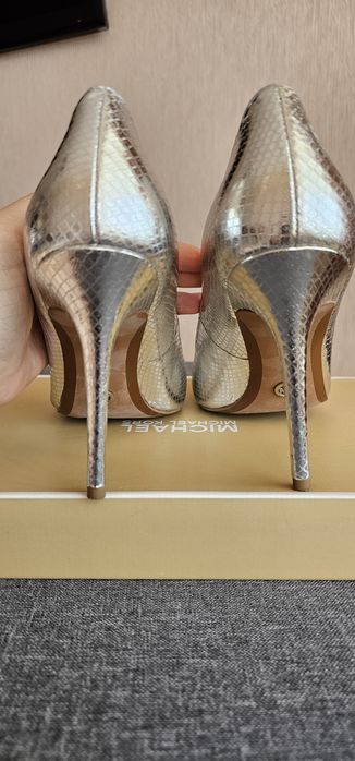 Michael Kors шкіряні туфлі срібні човники лодочки 39-40 р