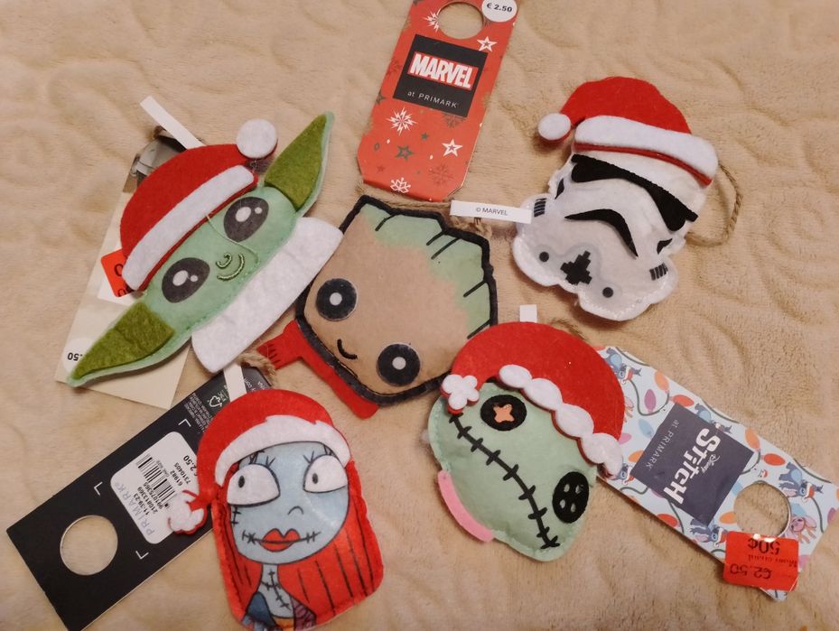 Лоти іграшок на ялинку