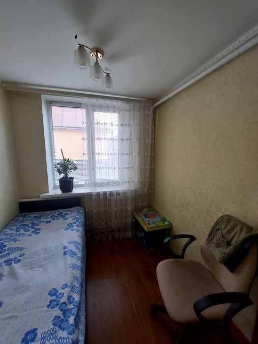 Продаж окремоі половинки будинку  з окремим заіздом .