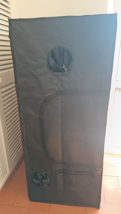 Dark Box 60 × 60 × 140 cm – Excelente Estado