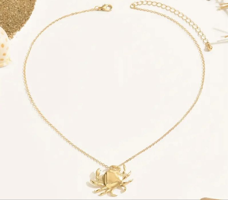 Colar dourado em aço novo