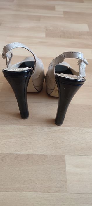 Sandałki na obcasie